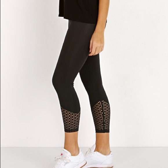 Beyond Yoga Perfect Angels Capri Leggings - Picture 2 of 7